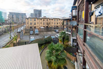 Blackwall/Poplar Balcony large room in January.M Main Photo