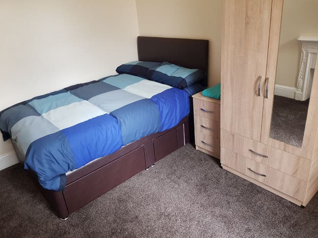 Rooms Available 4 mature sharers - multiple areas Main Photo