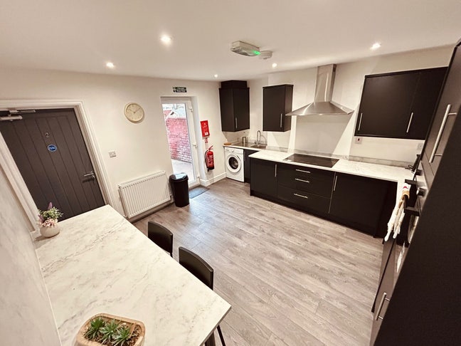 🏠 Luxury Newly Renovated HMO – Available Now Main Photo