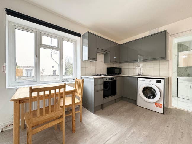 Newly Renovated Studio Moments from Finsbury Park  Main Photo