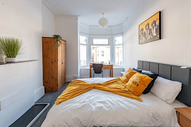 Large and Bright Double Room | Bills Included | A Main Photo