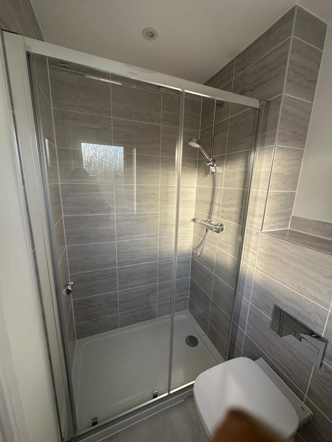 Lovely Double En-suite Room in a new build  Main Photo