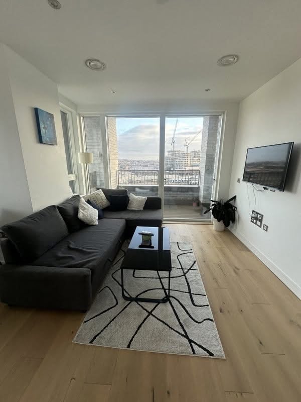 Large double en suite room in new build flat Main Photo