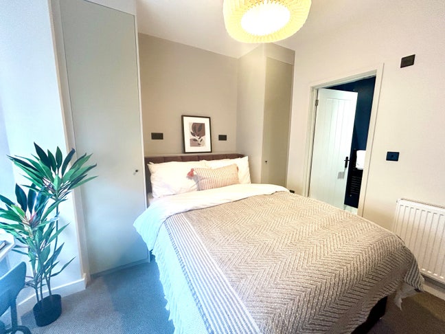 S🔸O🔸P🔸H🔸I🔸S🔸T🔸I🔸C🔸A🔸T🔸E🔸D Main Photo