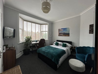 Large En-Suite room, nr centre - All bills Inc Main Photo