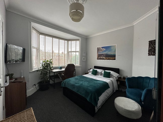 Large En-Suite room, nr centre - All bills Inc Main Photo