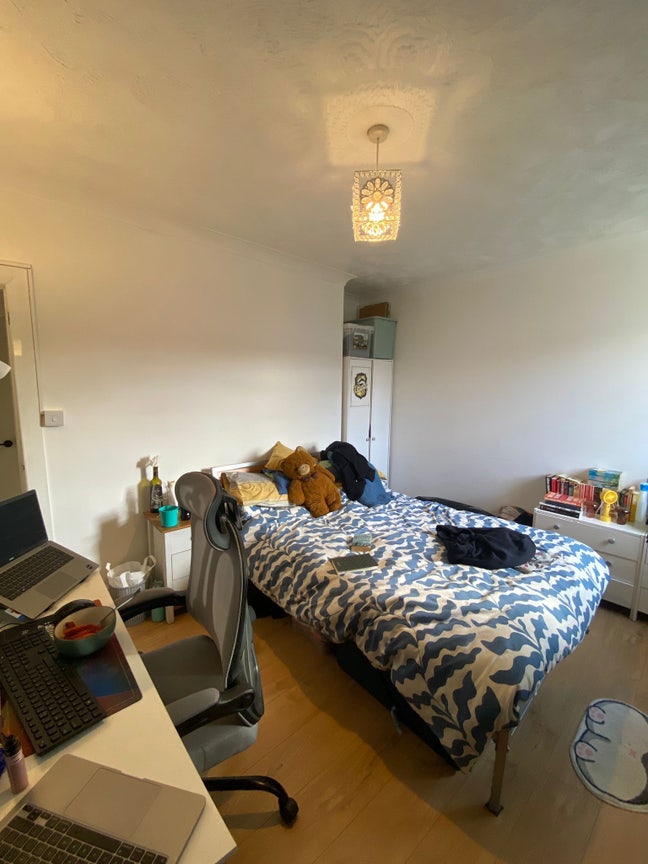 Spacious double room - Bills included  Main Photo