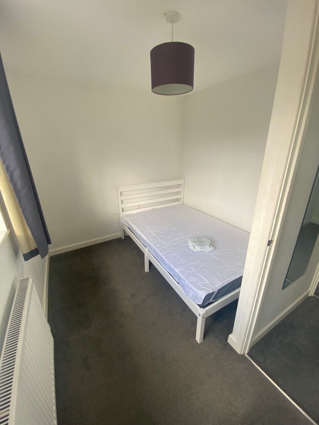 Double Bedroom Available in Englefield Green Main Photo