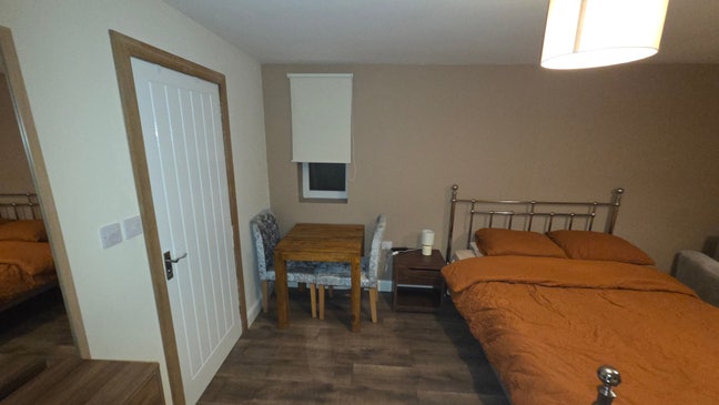 Large Double Ensuite. Per for Contractors Main Photo