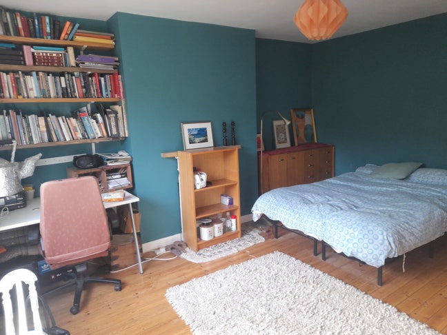 Large double room to let in Family House Main Photo