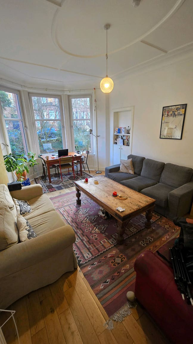 Double bedroom in a spacious flat in shawlands Main Photo