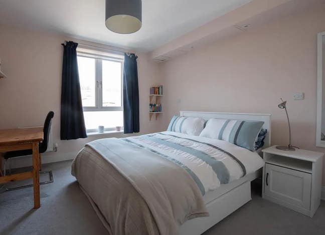 Modern Cozy En-Suite Opposite Station Main Photo