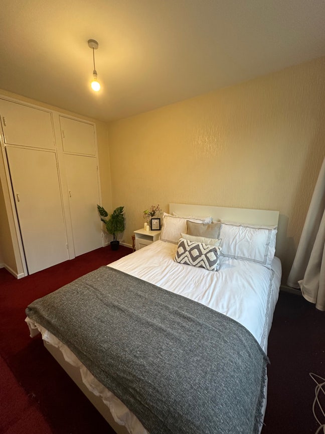 Brilliant Double Bed! 6 Mins from Station!  Main Photo