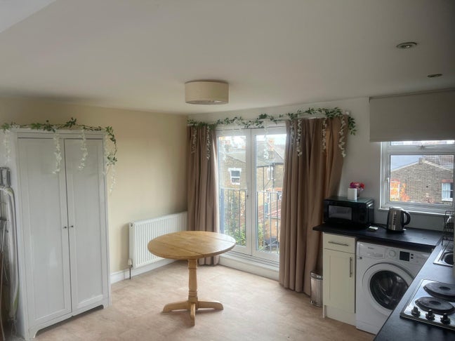 Self contained ensuite room in family house Main Photo