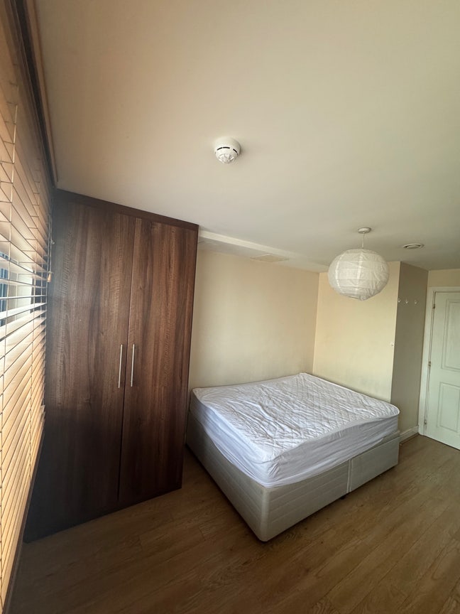 Double Room in Flat, Gants hill ,Furnished  Main Photo