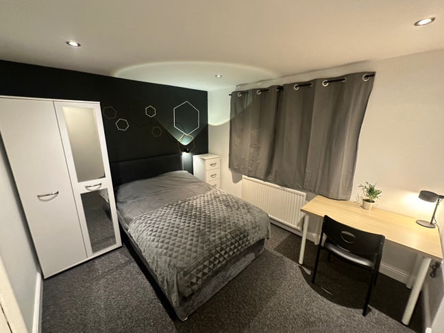 Large Room in modern Shared Home!  Near QMC Main Photo