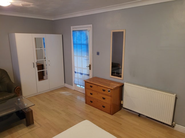 Big double room for rent in peacfull house Main Photo
