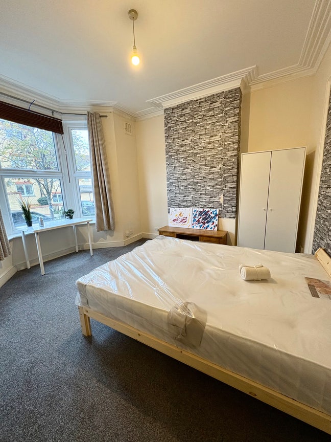 ✨✨Massive Victorian House, Rooms Available Now Main Photo