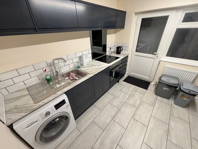  Nice room, all bills Included,wifi,  Main Photo