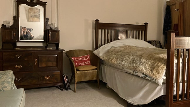 Beautiful Room in Victorian House Main Photo