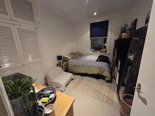 Small double room in friendly flat Main Photo
