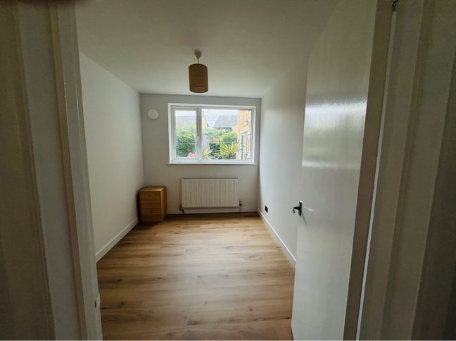 Single Room Available in Modern 2-Bed Flat  Main Photo