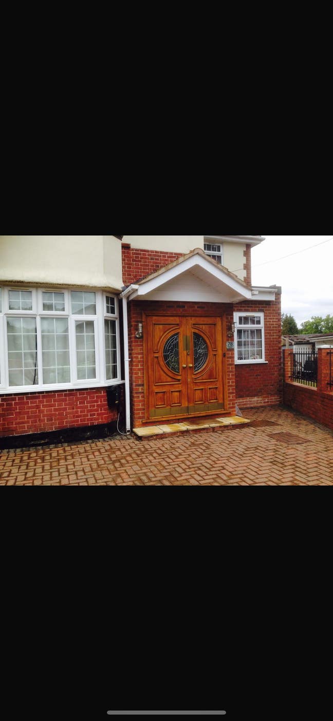  A very modern bedsit with en-suite shower  Main Photo