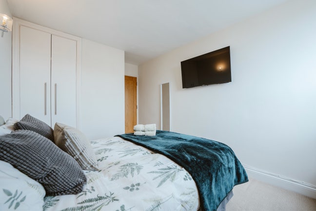 Bright room in a calm and tidy flat Main Photo