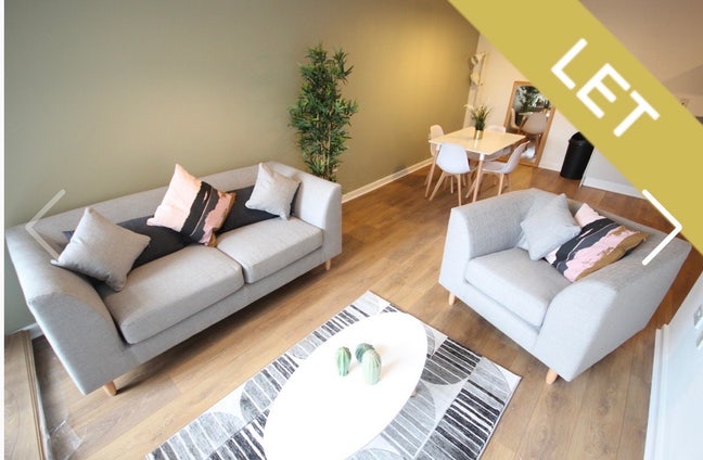 Room available in city centre flat with balcony Main Photo