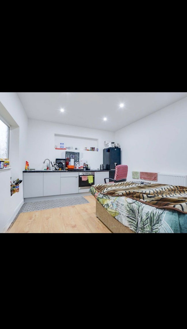 Double Room + Private Spacious Kitchen  Main Photo