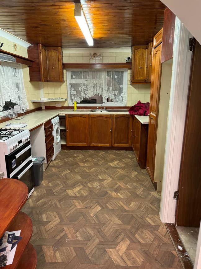 Well furnished three bed house 
Free WIFI
All bill Main Photo