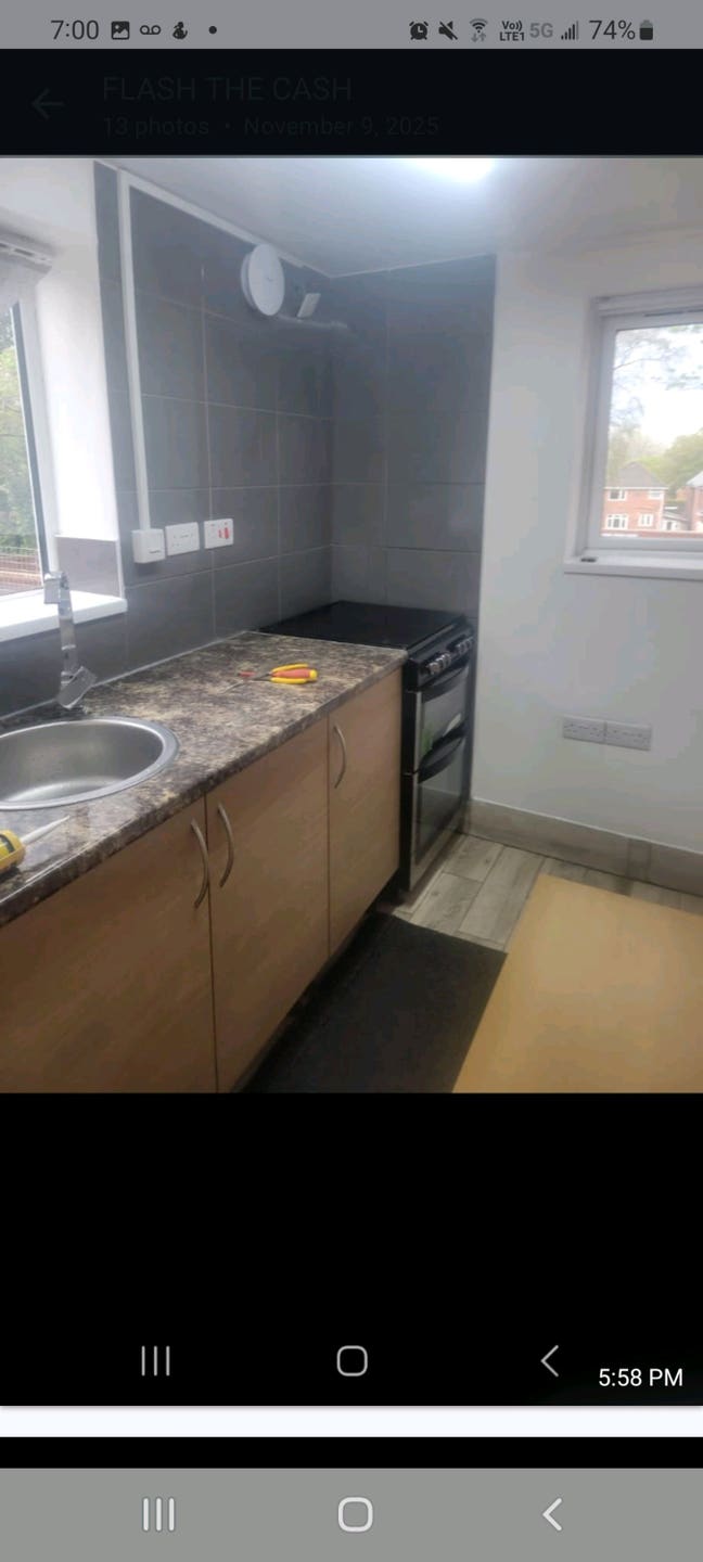 Little bedsit with walk in shower open kitc/diner Main Photo