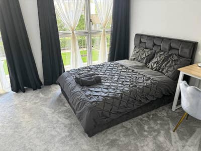 Beautiful Modern Large Bedroom - with kitchenette Main Photo