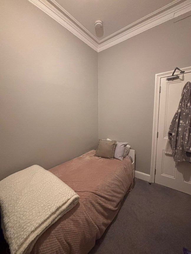Single room in a recently refurbished flat Main Photo