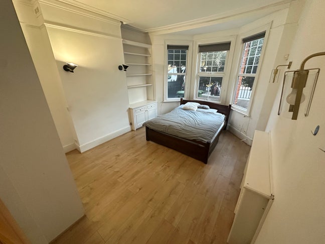 2 beautiful rooms in 3 bed - now Main Photo