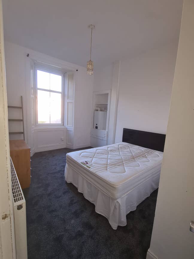 Three room flat off Easter Road  Main Photo