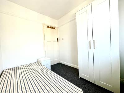 Double  Room  in  Morden Main Photo