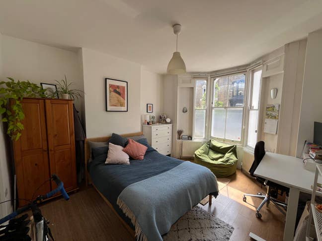 Spacious double room in cosy Mile End Home Main Photo