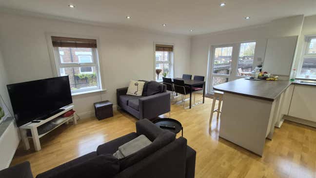 Spacious Double Room in Friendly 3-Bed Flatshare! Main Photo