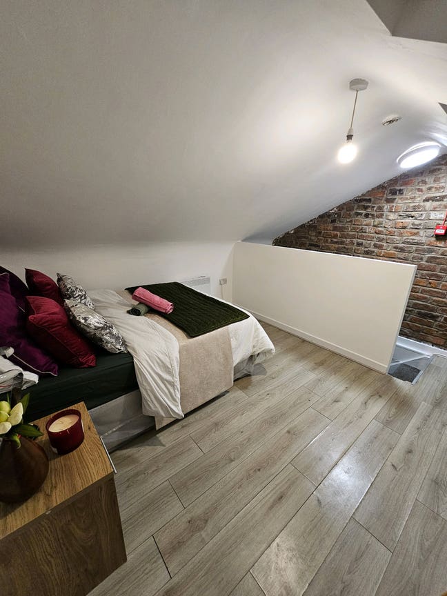 Beautiful Attic Double bedroom  Main Photo