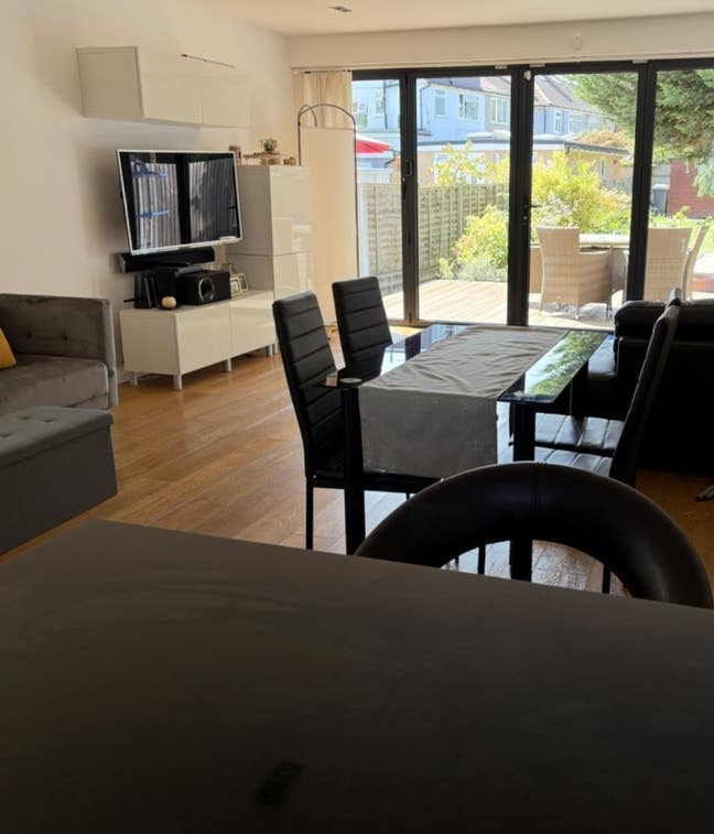 Spacious fully furnished double bedroom Main Photo