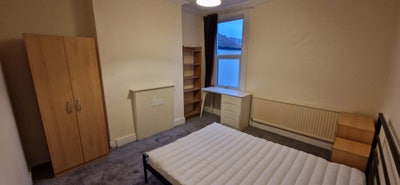 Recently redecorated large double bedroom  Main Photo