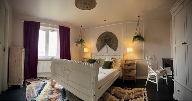 Large furnished bedroom  Main Photo