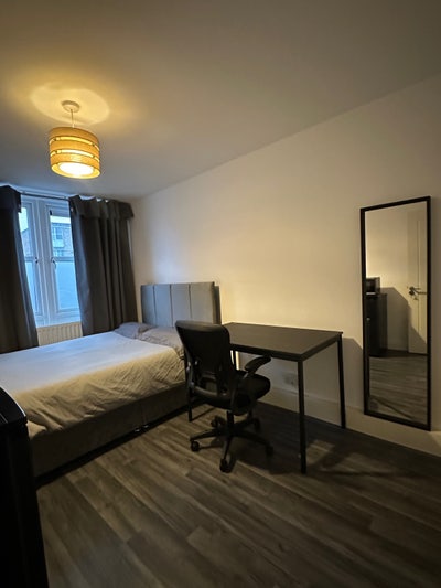 Double room Located in Sutton fully furnished Main Photo