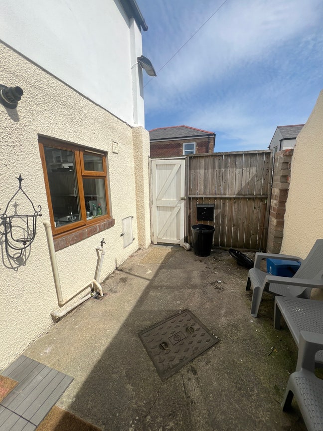 2 Bedroom House 1 Double room available Main Photo