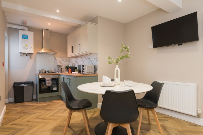 Premium room in a beautiful shared house  Main Photo