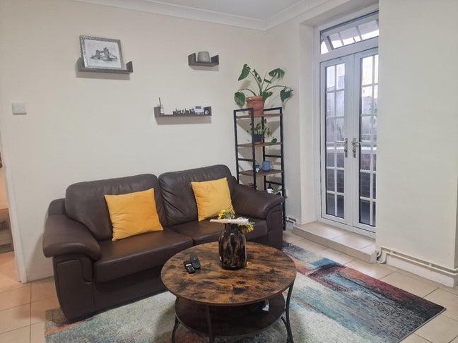 3-bed flat ideal for female friend group Main Photo