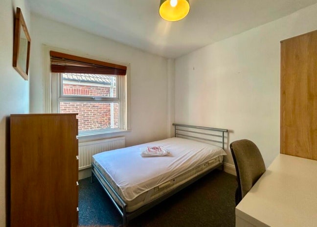 Double Room in Shared Female Student House Main Photo