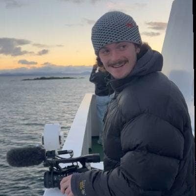 Friendly Photogrpaher needs a room! Help a guy out Main Photo