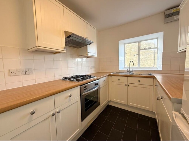 Looking for a flatmate to share our peaceful flat Main Photo